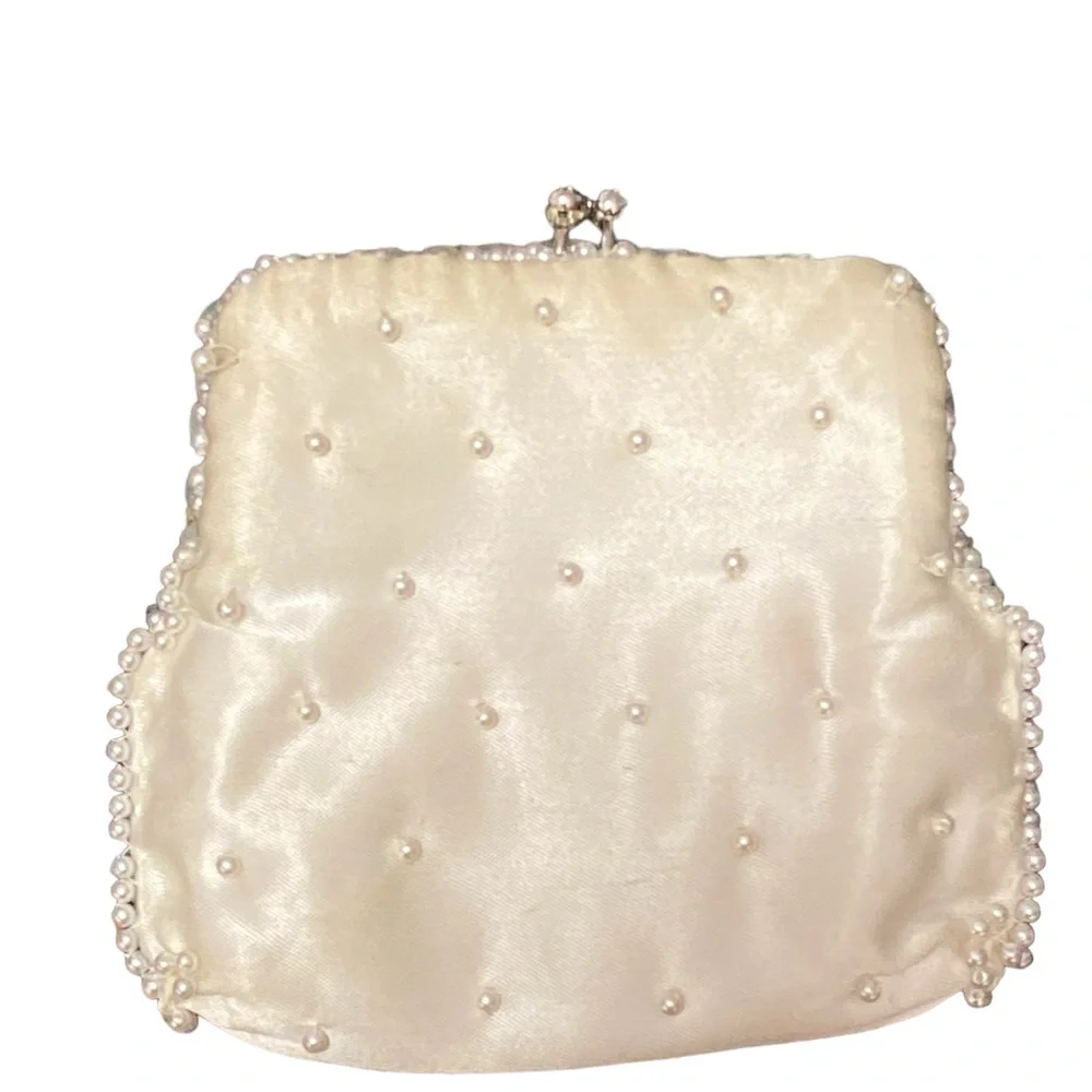 Vintage white satin beaded coin purse. UC.